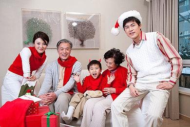 3DM速报：《战神》两连冠！Steam周销《暖雪》国产上榜